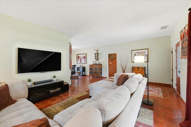 337 E SESSOMS AVENUE, Lake Wales, FL 33853