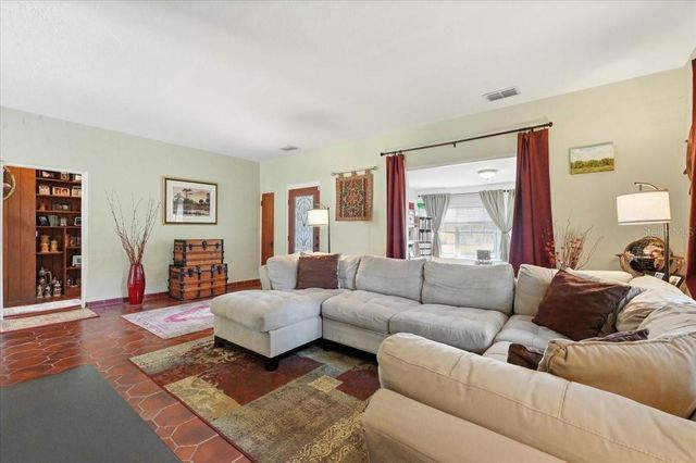 337 E SESSOMS AVENUE, Lake Wales, FL 33853