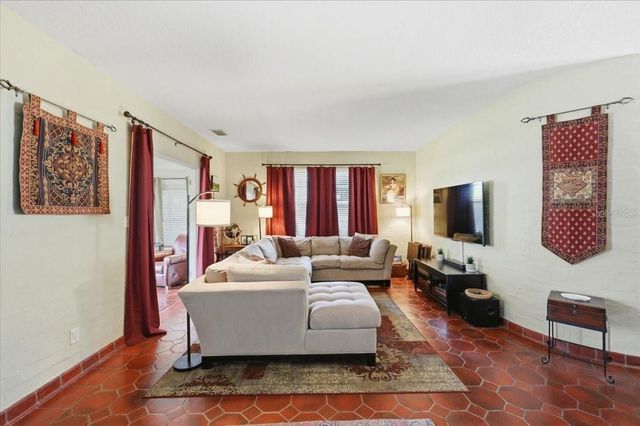 337 E SESSOMS AVENUE, Lake Wales, FL 33853