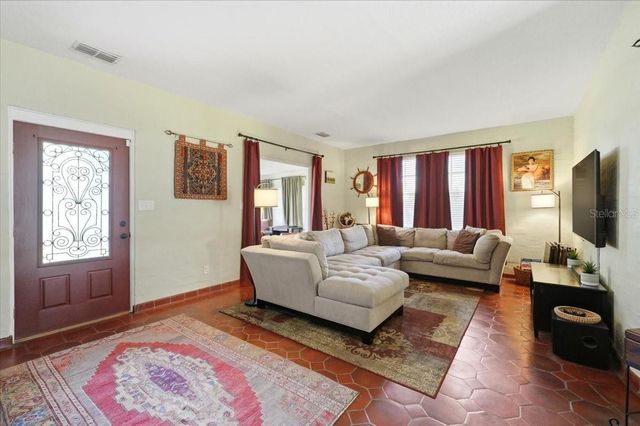 337 E SESSOMS AVENUE, Lake Wales, FL 33853