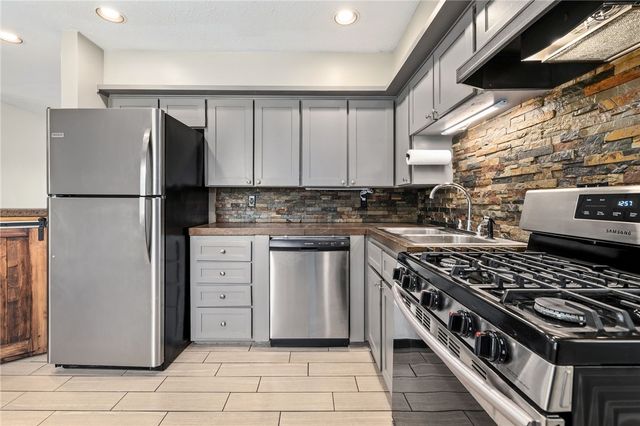 1208 NE 3Rd Street, Bentonville, AR 72712