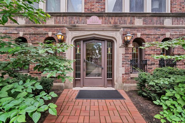 75 E Harris Avenue 1E, La Grange, IL 60525