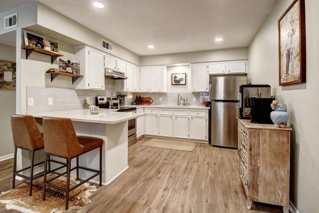 504 Hickory ST, Smithville, TX 78957