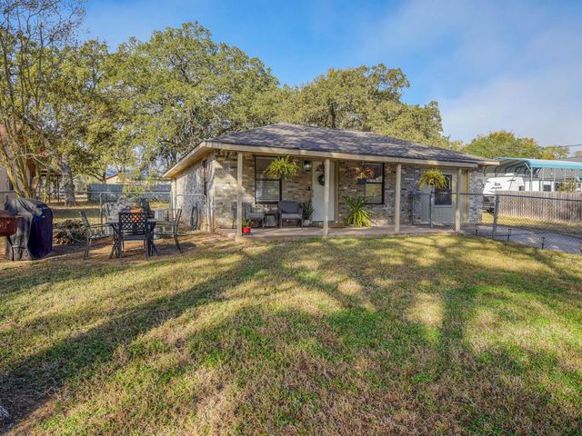 504 Hickory ST, Smithville, TX 78957