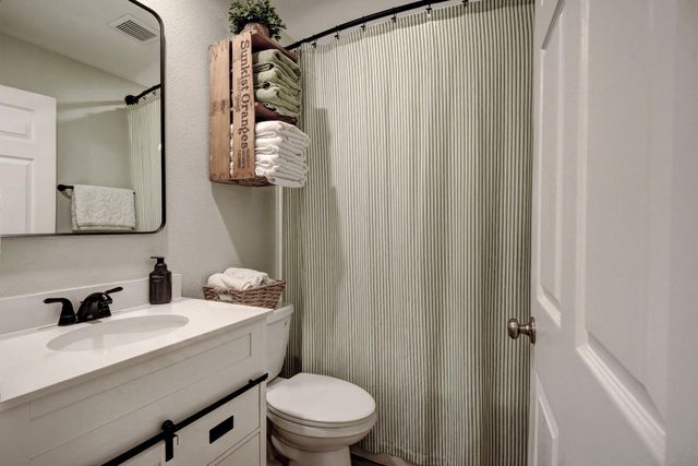 504 Hickory ST, Smithville, TX 78957