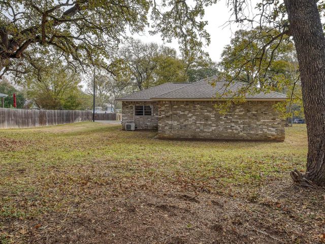 504 Hickory ST, Smithville, TX 78957