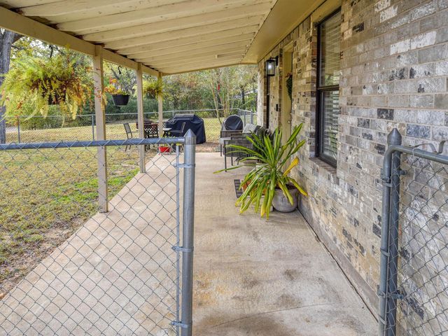 504 Hickory ST, Smithville, TX 78957