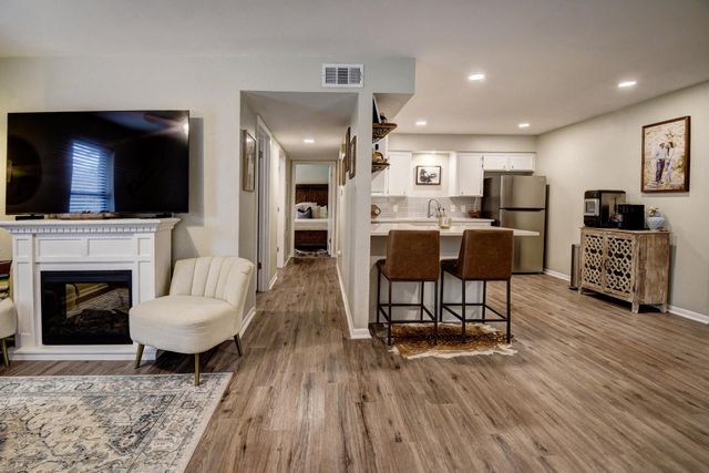 504 Hickory ST, Smithville, TX 78957