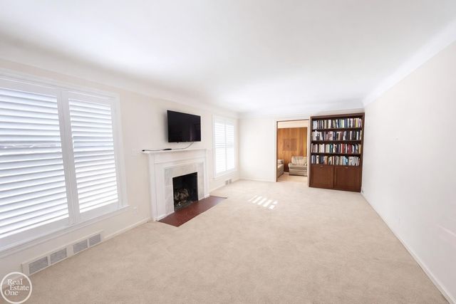 1843 Manchester Boulevard, Grosse Pointe Woods, MI 48236