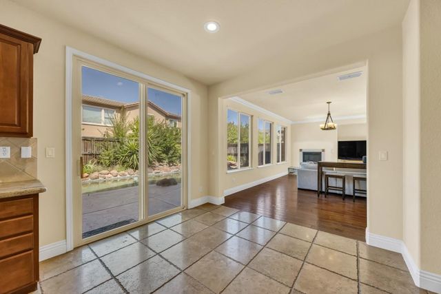 1046 Smith Way, Folsom, CA 95630