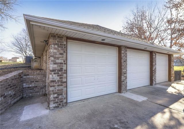 13301 E Harvest Lane, Peculiar, MO 64078