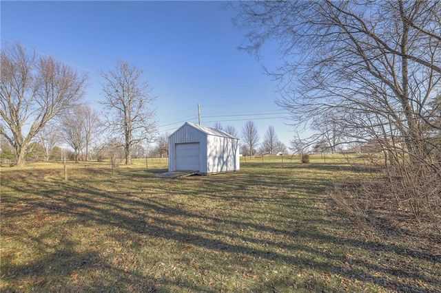 13301 E Harvest Lane, Peculiar, MO 64078