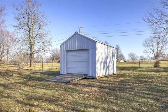 13301 E Harvest Lane, Peculiar, MO 64078
