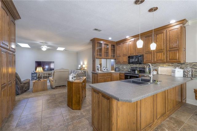 13301 E Harvest Lane, Peculiar, MO 64078