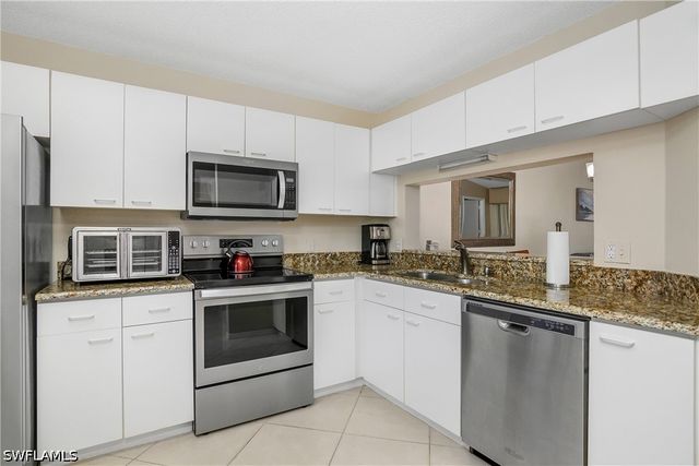 7754 Emerald CIR T202, Naples, FL 34109