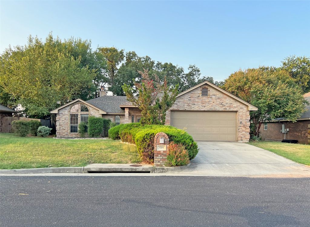 509 Sweetwater Drive, Weatherford, TX 76085