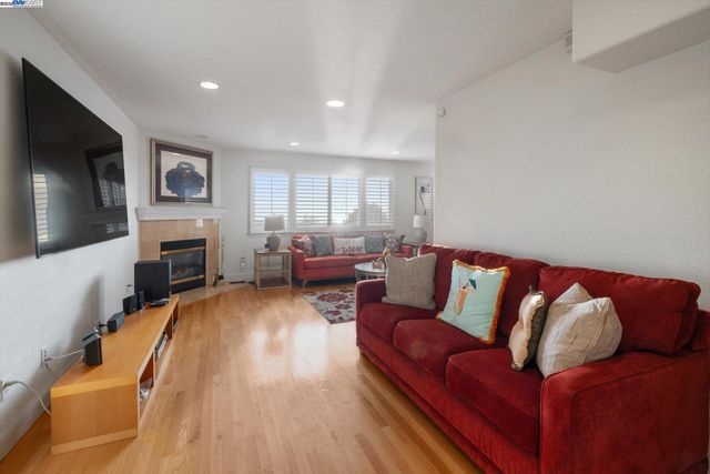 1564 Santa Clara St, Richmond, CA 94804