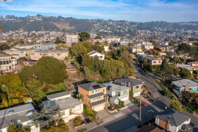 1564 Santa Clara St, Richmond, CA 94804