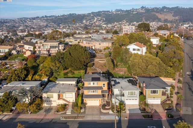 1564 Santa Clara St, Richmond, CA 94804