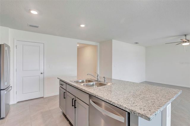 810 ACE OUTLAW AVENUE, Ruskin, FL 33570