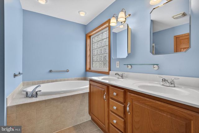 67 LAKEVIEW TER, Hanover, PA 17331