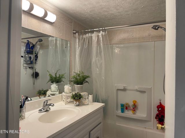 105 Echo Valley Rd, Rocky Top, TN 37769