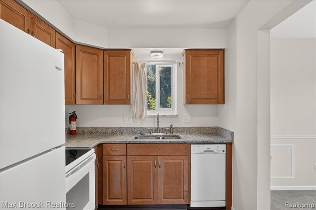 100 W Hickory Grove Road C6, Bloomfield Hills, MI 48304