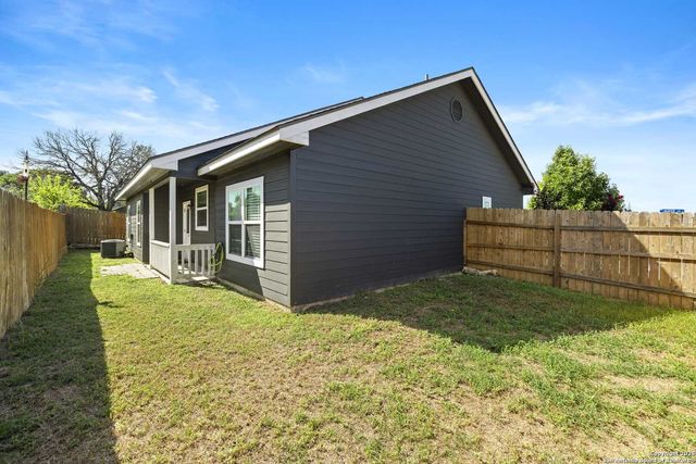 100 Jasper Ln, Kerrville, TX 78028