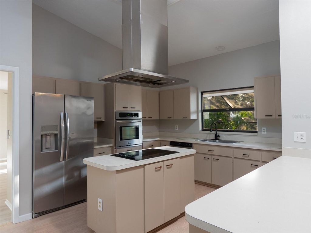 Image 14 of property listing at 593 S MOON DRIVE, Venice, FL 34292