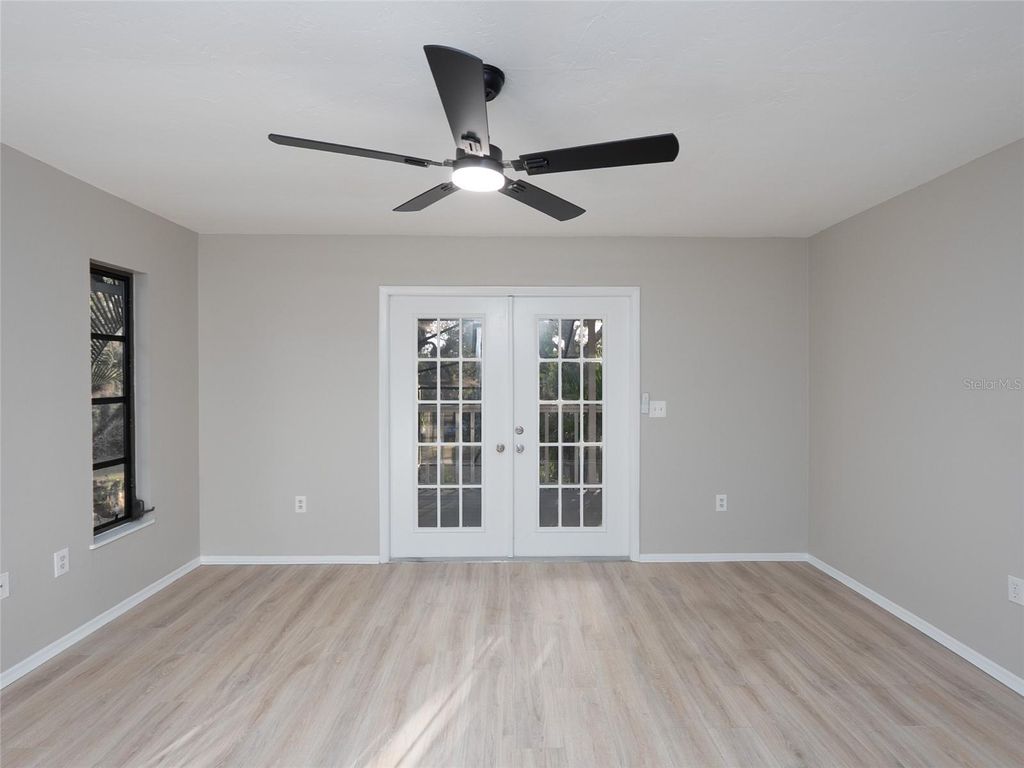 Image 24 of property listing at 593 S MOON DRIVE, Venice, FL 34292