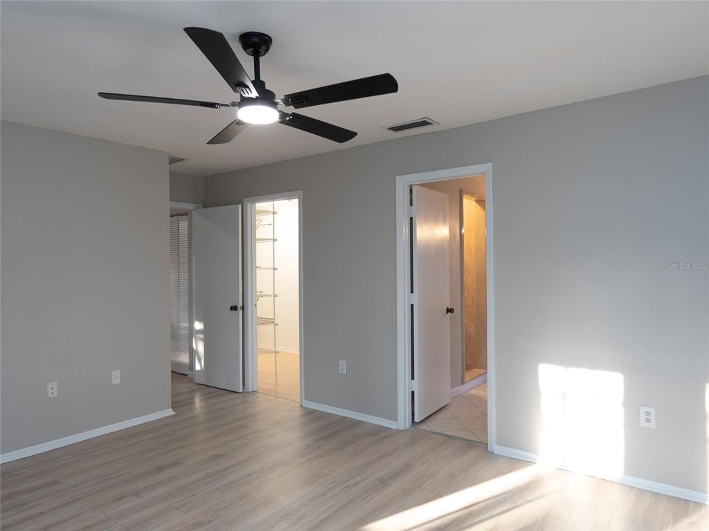 Image 25 of property listing at 593 S MOON DRIVE, Venice, FL 34292