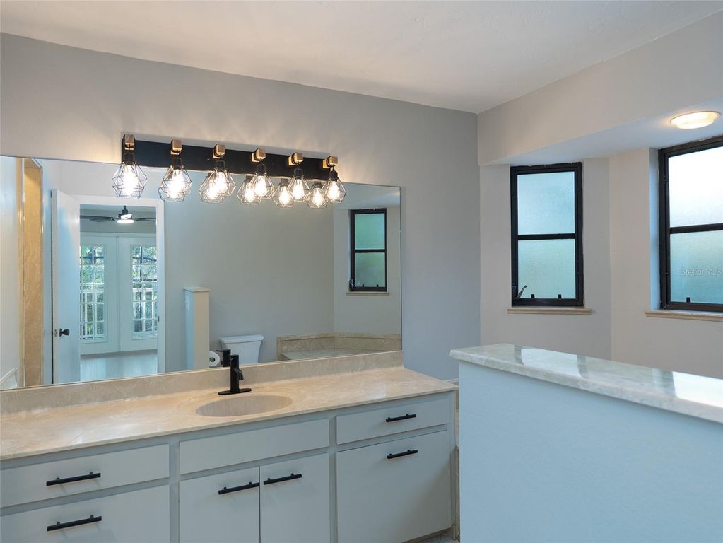 Image 26 of property listing at 593 S MOON DRIVE, Venice, FL 34292