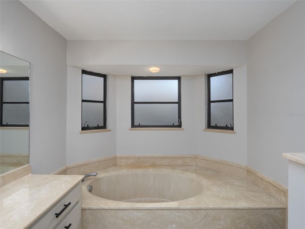 Image 27 of property listing at 593 S MOON DRIVE, Venice, FL 34292