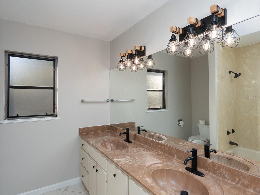 Image 35 of property listing at 593 S MOON DRIVE, Venice, FL 34292