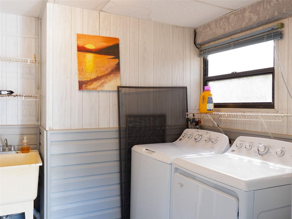 Image 39 of property listing at 593 S MOON DRIVE, Venice, FL 34292