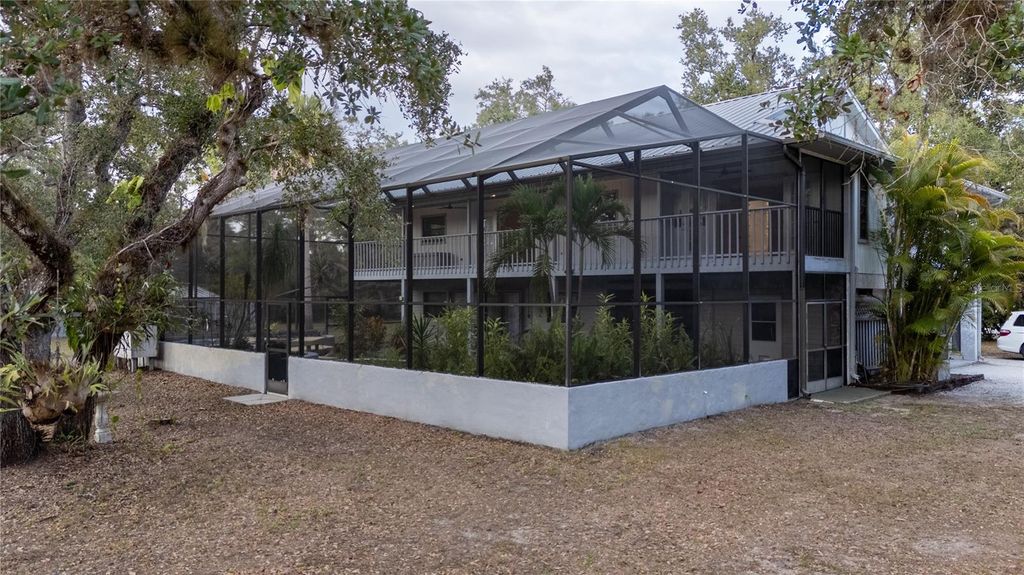 Image 5 of property listing at 593 S MOON DRIVE, Venice, FL 34292