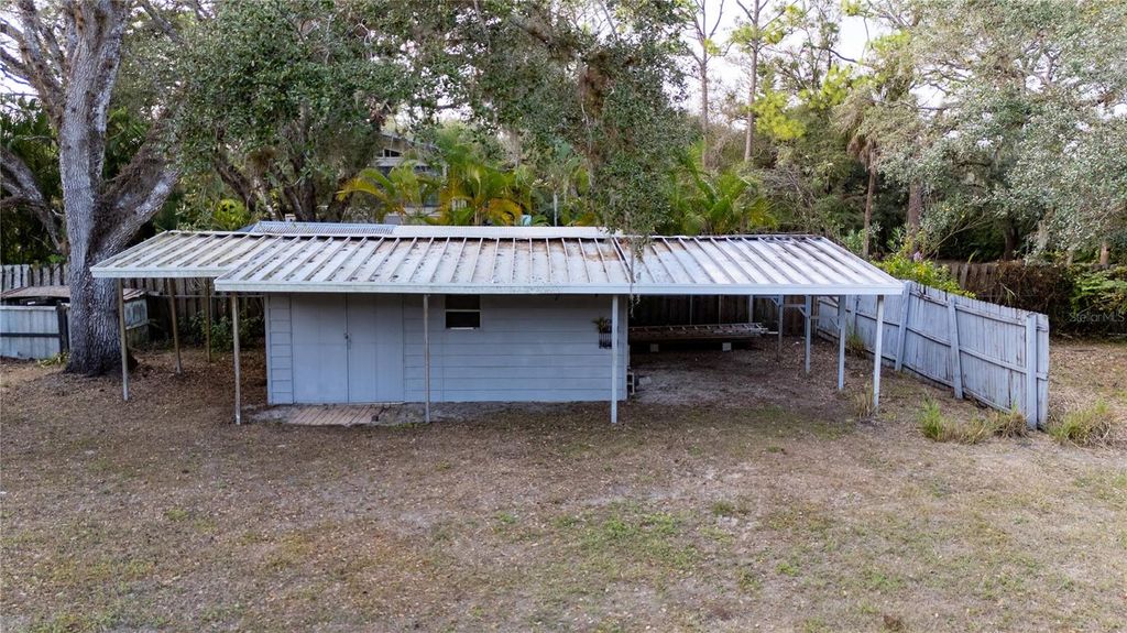 Image 65 of property listing at 593 S MOON DRIVE, Venice, FL 34292
