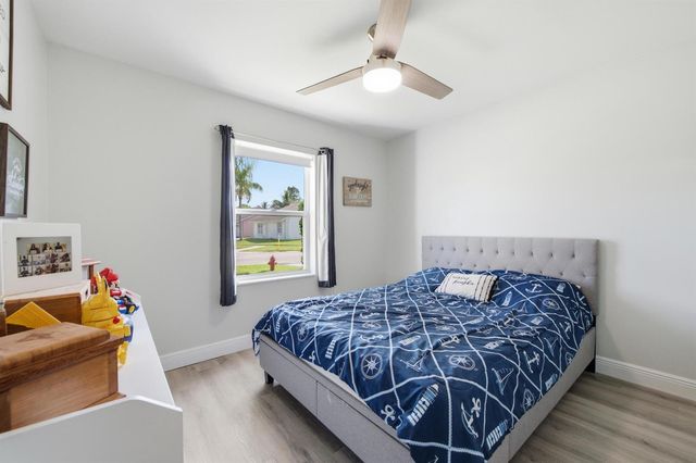 5635 Lake George Place, Lake Worth, FL 33463