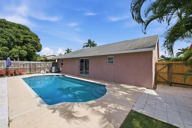 5635 Lake George Place, Lake Worth, FL 33463