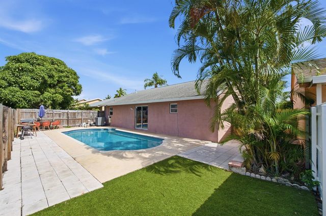 5635 Lake George Place, Lake Worth, FL 33463