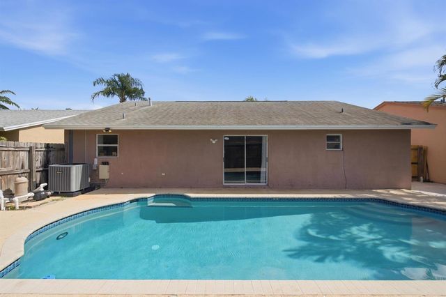 5635 Lake George Place, Lake Worth, FL 33463