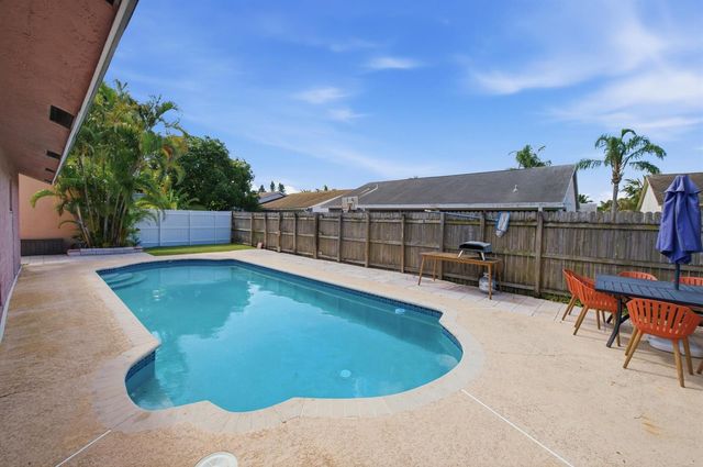 5635 Lake George Place, Lake Worth, FL 33463