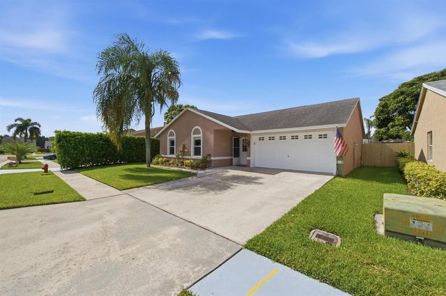 5635 Lake George Place, Lake Worth, FL 33463