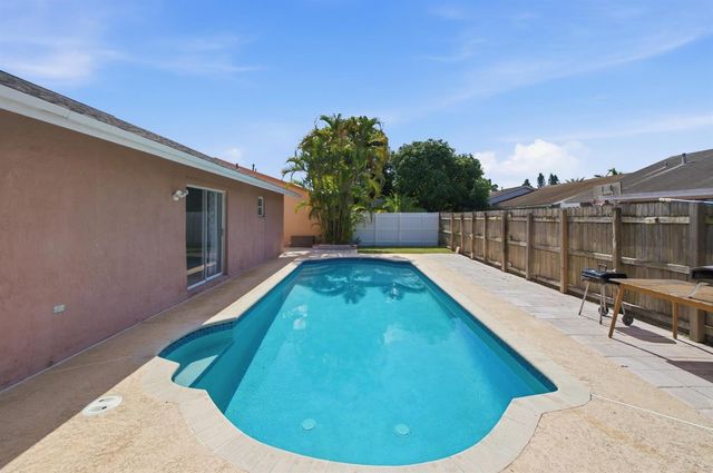 5635 Lake George Place, Lake Worth, FL 33463