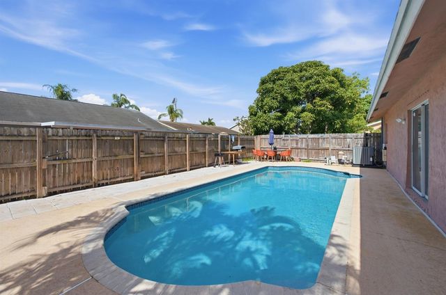 5635 Lake George Place, Lake Worth, FL 33463