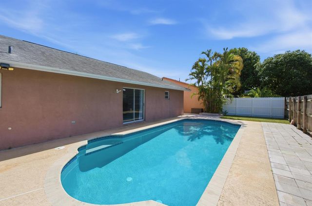 5635 Lake George Place, Lake Worth, FL 33463