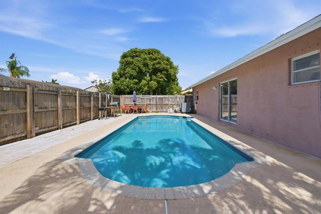 5635 Lake George Place, Lake Worth, FL 33463