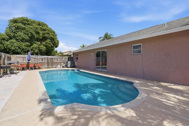 5635 Lake George Place, Lake Worth, FL 33463