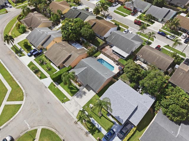 5635 Lake George Place, Lake Worth, FL 33463