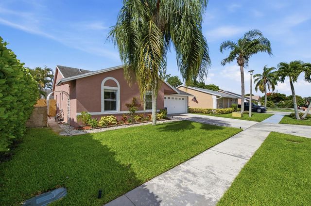5635 Lake George Place, Lake Worth, FL 33463